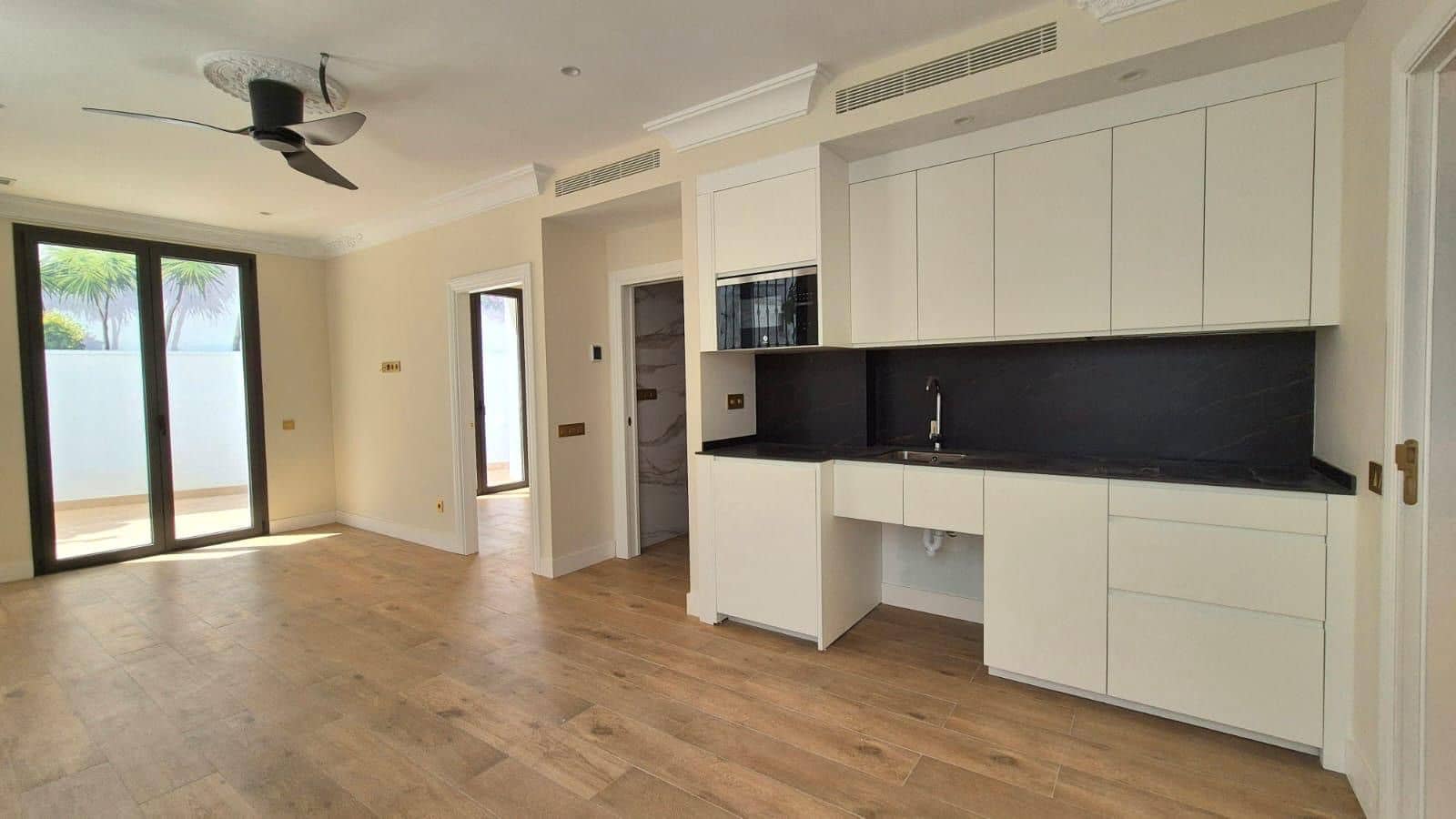 Local Comercial de 9 habitaciones en Estepona en venta con garaje - 4.305.000 € (Ref: 10076708)
