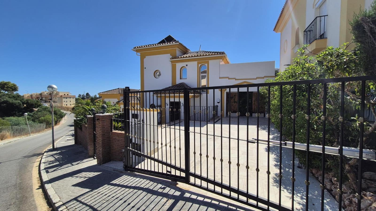4 Zimmer Villa zu verkaufen in Riviera del Sol mit Pool Garage - 965.000 € (Ref: 10076709)