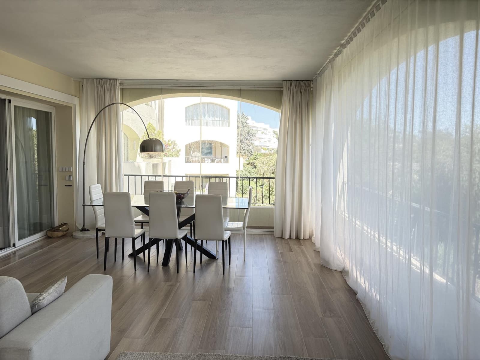 3 soveværelse Lejlighed til leje i Bahia de Marbella med swimmingpool garage - € 3.200 (Ref: 10076710)