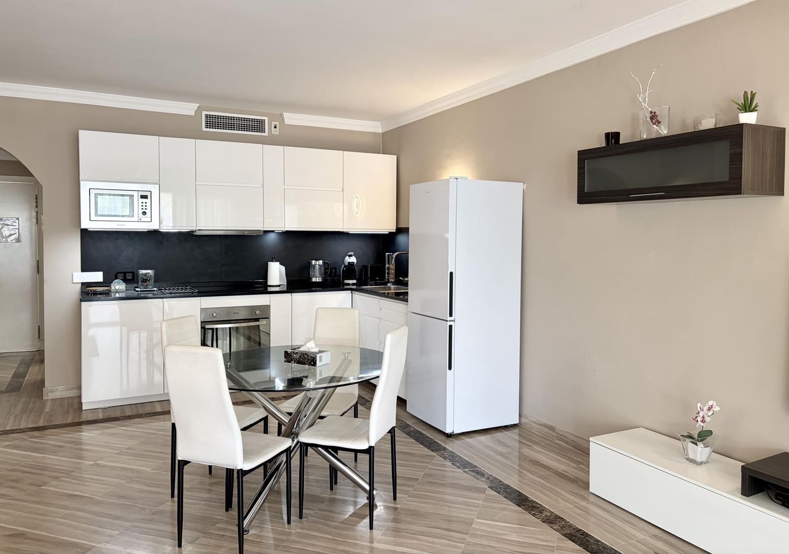 3 soveværelse Lejlighed til leje i Bahia de Marbella med swimmingpool garage - € 3.200 (Ref: 10076710)