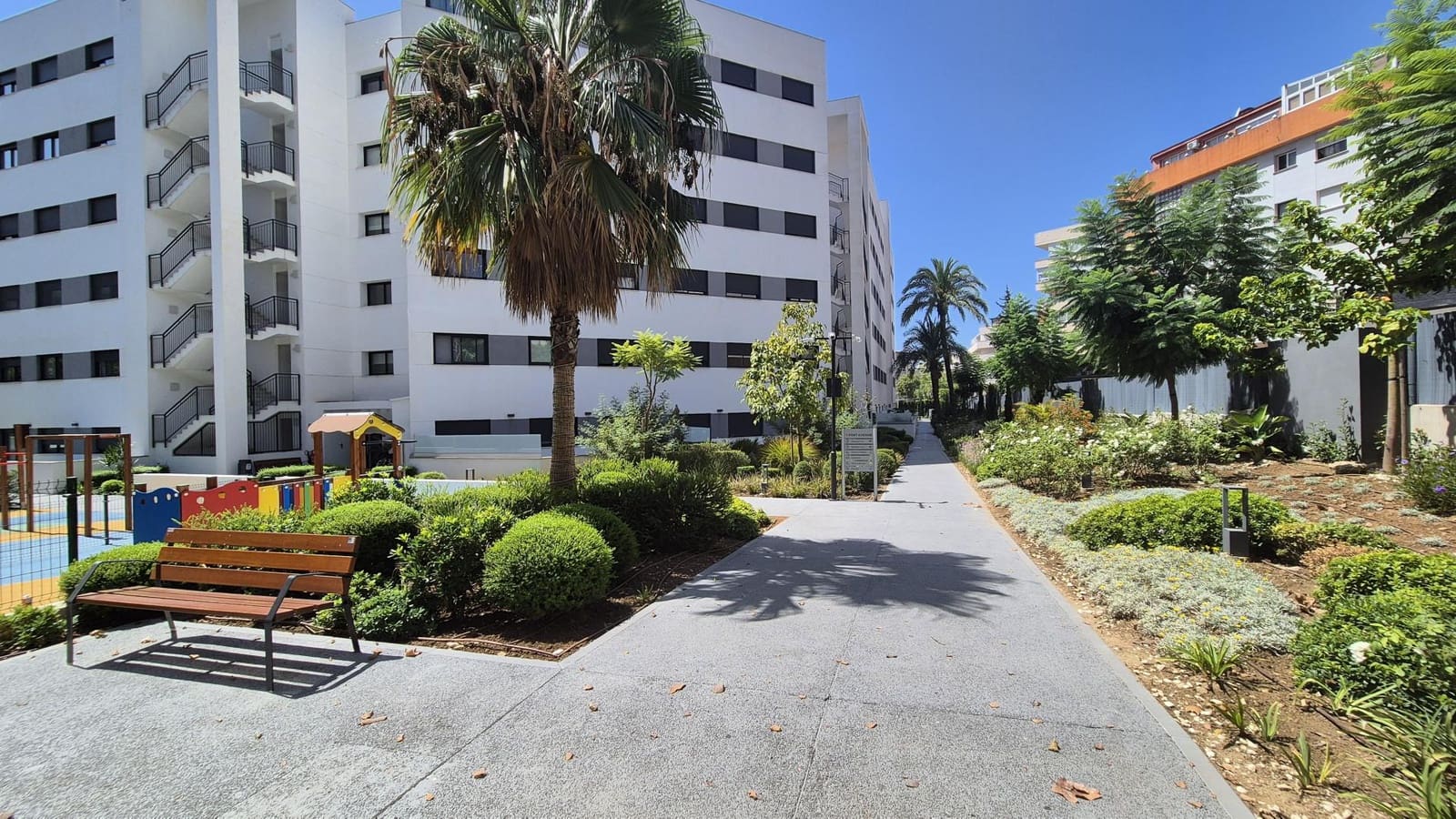 2 Zimmer Strandapartment zu vermieten in Marbella mit Pool Garage - 1.800 € (Ref: 10076712)
