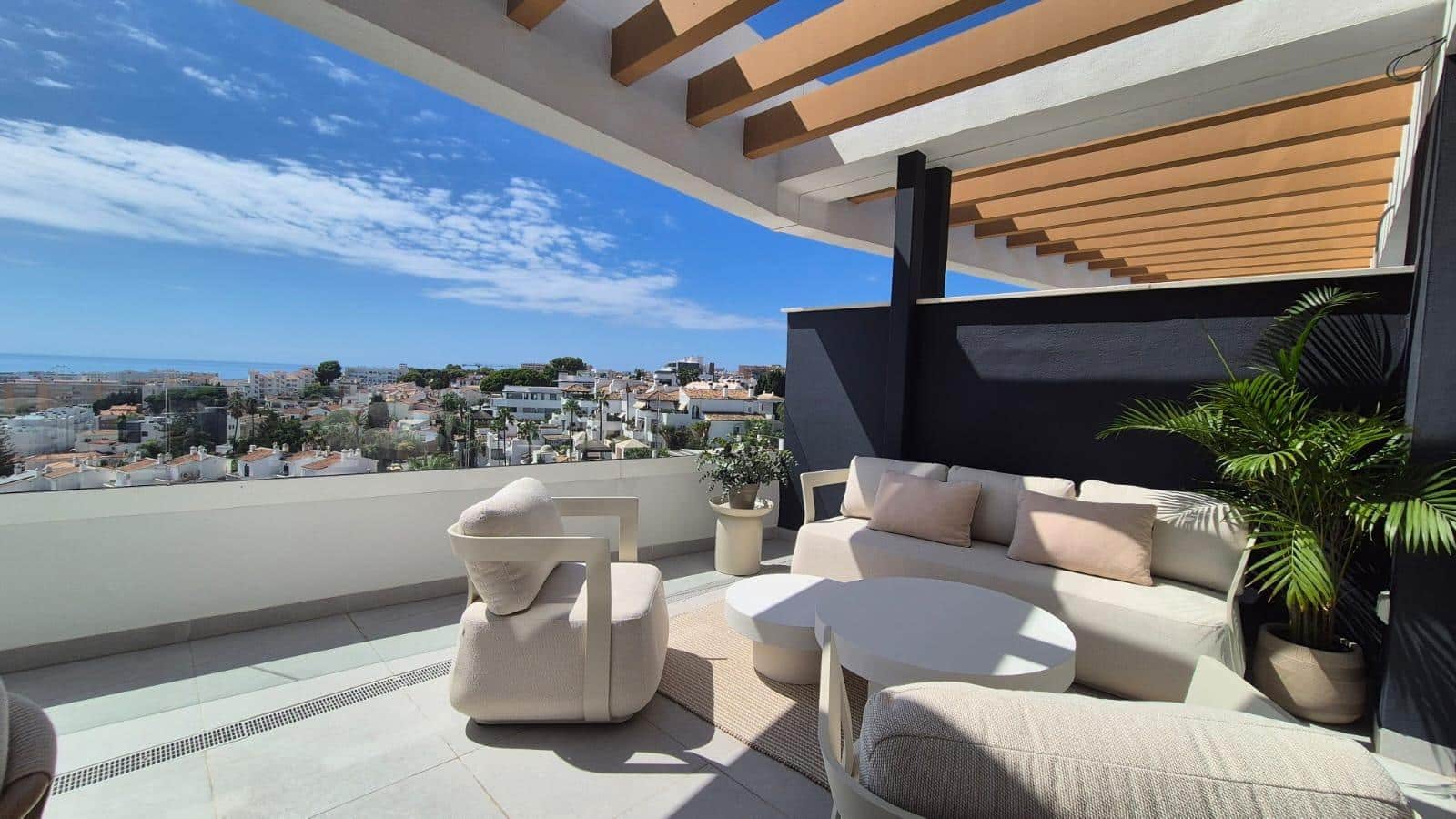 Apartamento de 2 habitaciones en Torremolinos en venta con piscina garaje - 890.000 € (Ref: 10094827)