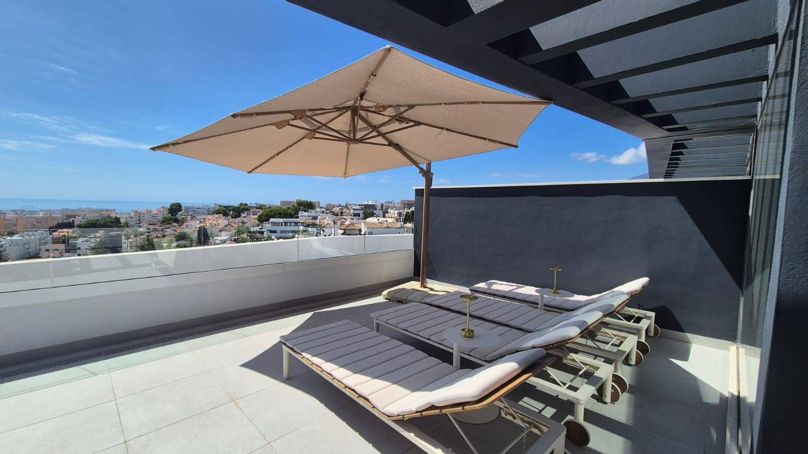 Apartamento de 2 habitaciones en Torremolinos en venta con piscina garaje - 890.000 € (Ref: 10094827)
