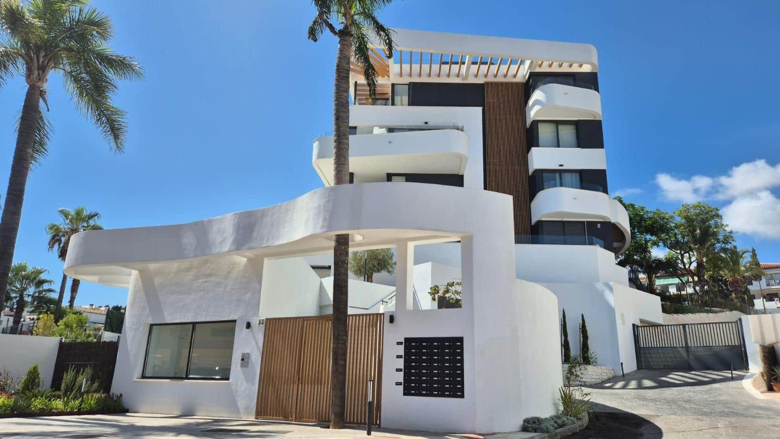Apartamento de 2 habitaciones en Torremolinos en venta con piscina garaje - 890.000 € (Ref: 10094827)