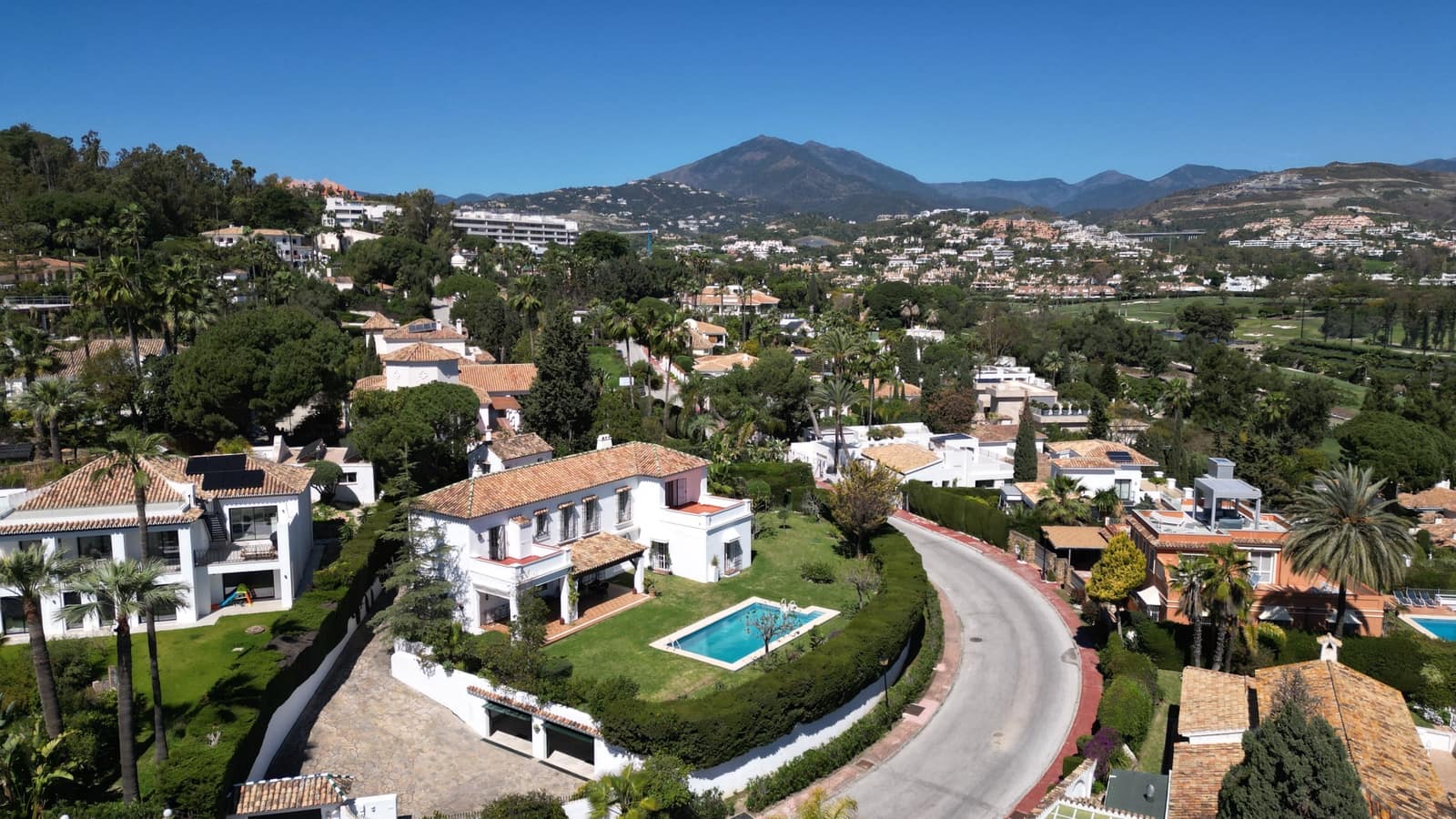 Chalet de 6 habitaciones en Marbella en venta con piscina garaje - 2.950.000 € (Ref: 9027363)