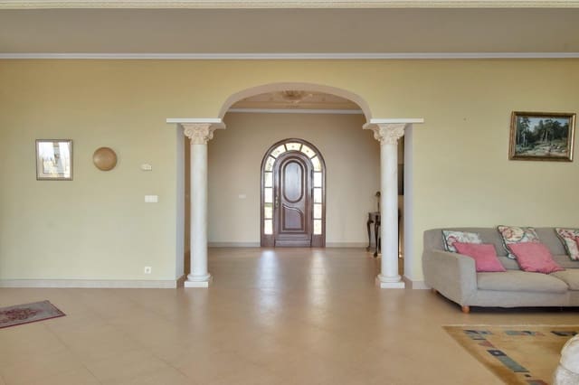 8 bedroom Villa for sale in Estepona with pool - € 2,500,000 (Ref: 9027367)