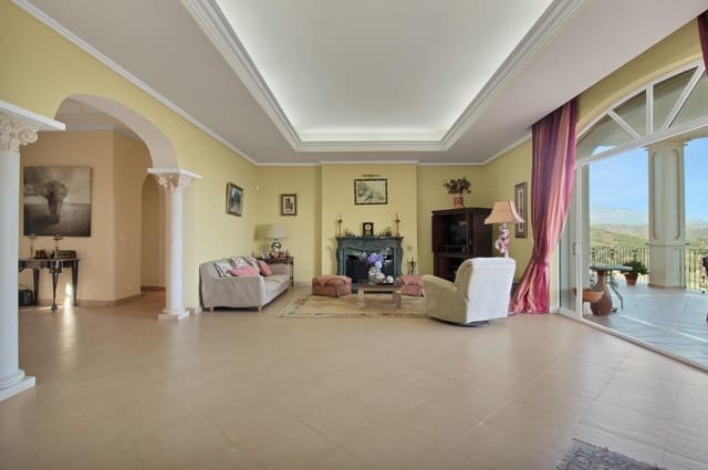 8 bedroom Villa for sale in Estepona with pool - € 2,500,000 (Ref: 9027367)