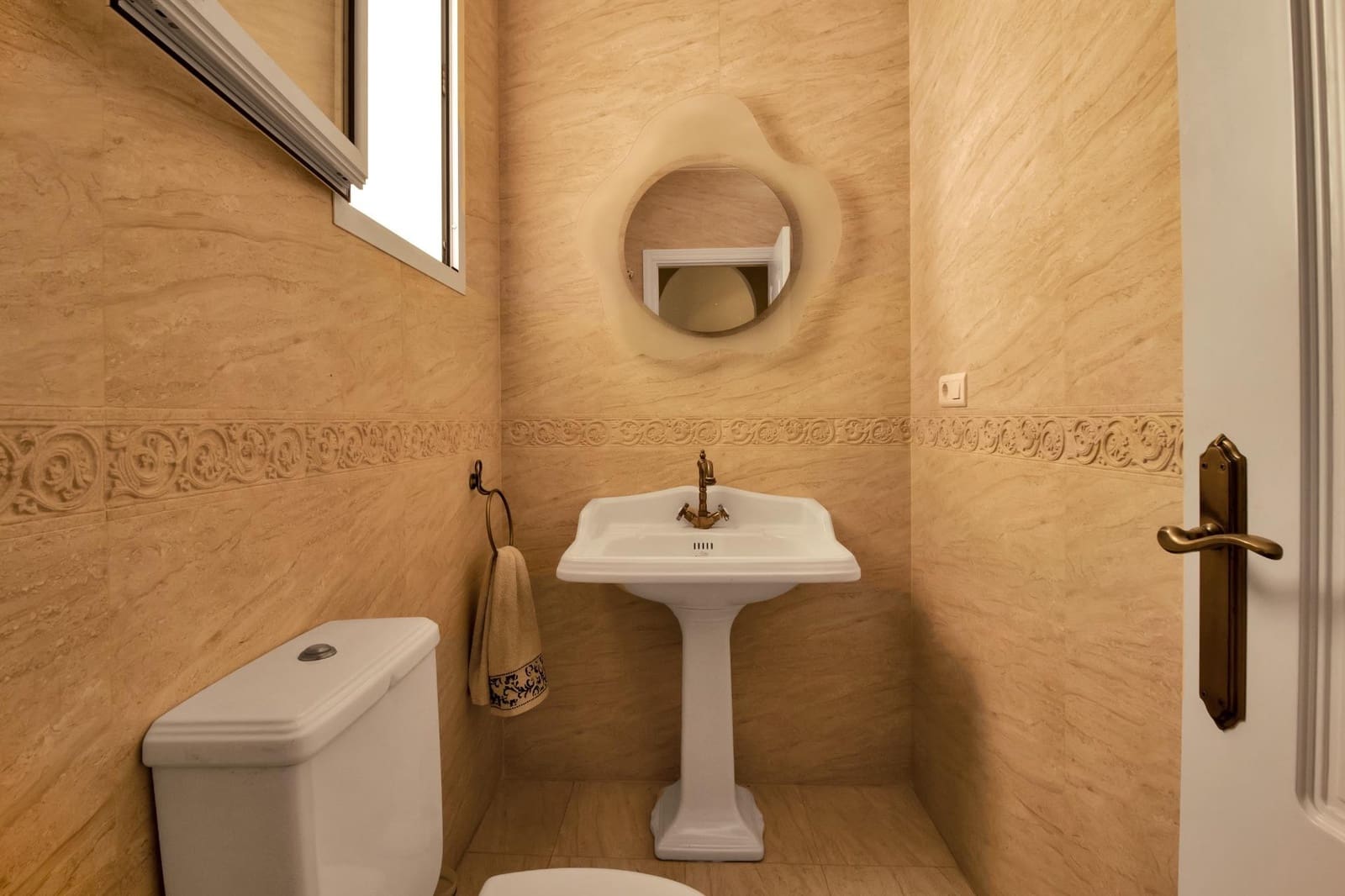 8 bedroom Villa for sale in Estepona with pool - € 2,500,000 (Ref: 9027367)