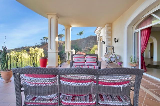 8 bedroom Villa for sale in Estepona with pool - € 2,500,000 (Ref: 9027367)