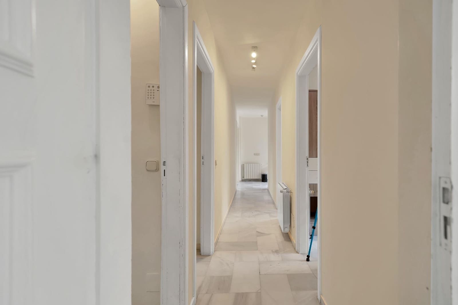 5 bedroom Villa for sale in Marbella with pool garage - € 1,195,000 (Ref: 9027375)