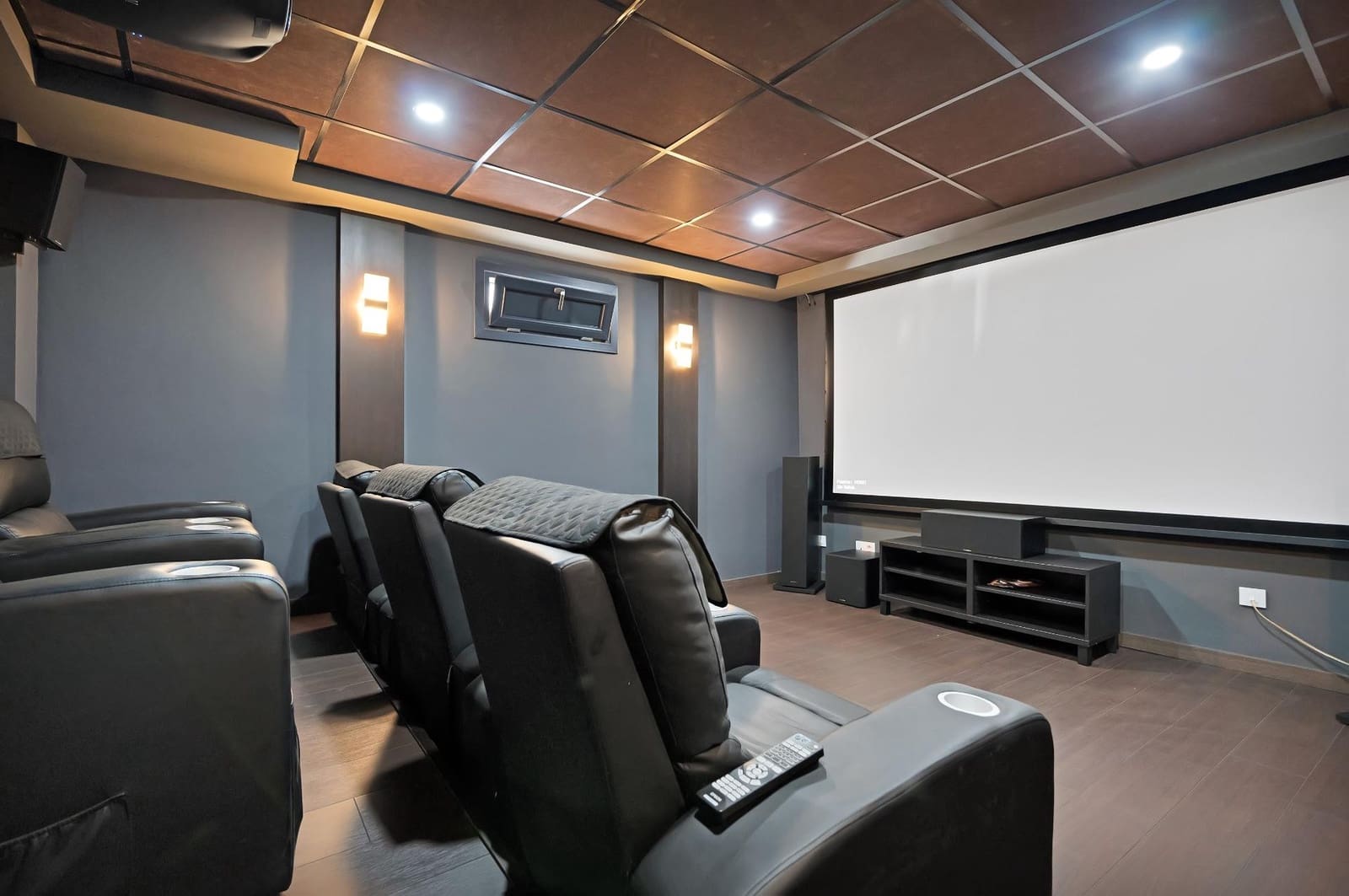 5 soveværelse Villa til salg i La Alcaidesa med swimmingpool garage - € 760.000 (Ref: 9046240)