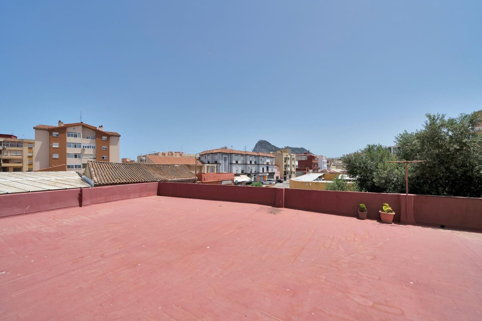 5 makuuhuone Huvila myytävänä paikassa La Linea de la Concepcion mukana 
autotalli - 425 000 € (Ref: 9046243)