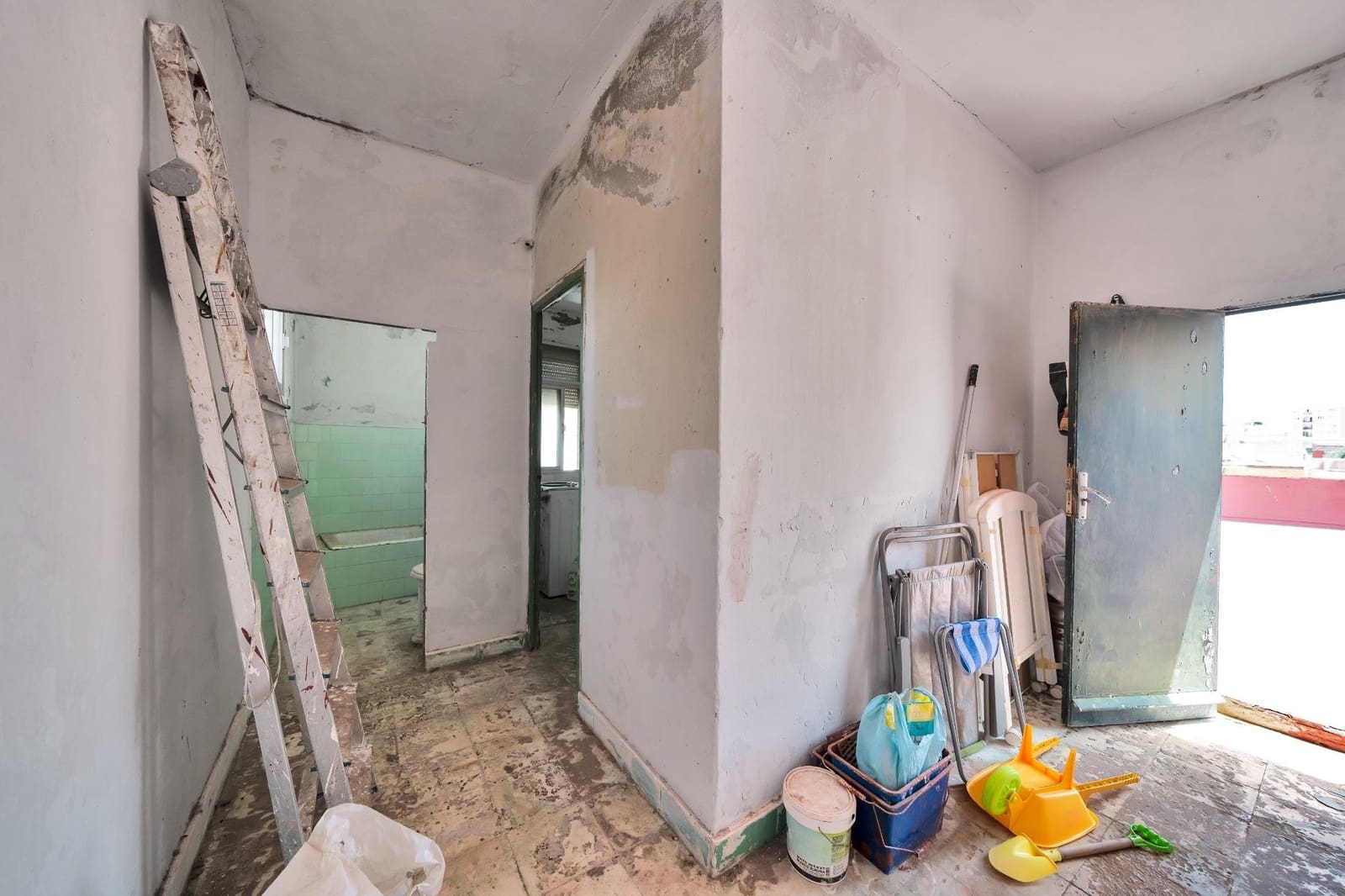 5 makuuhuone Huvila myytävänä paikassa La Linea de la Concepcion mukana 
autotalli - 425 000 € (Ref: 9046243)