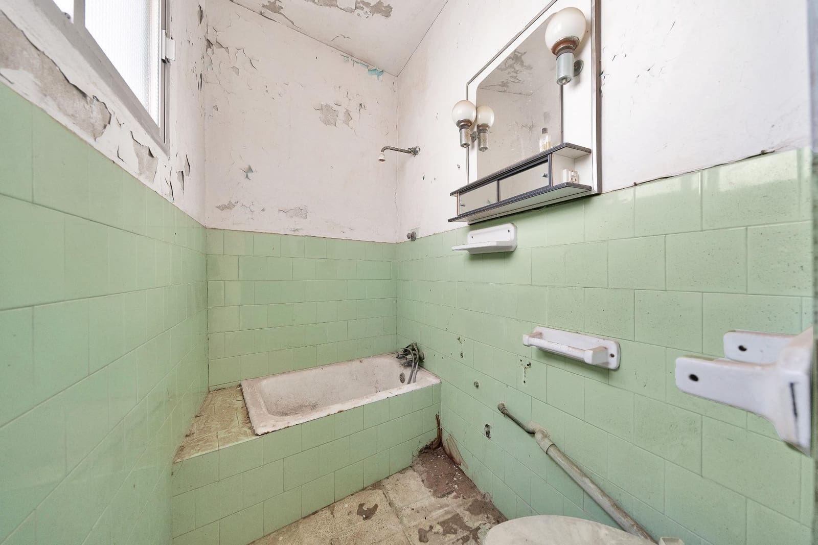 5 makuuhuone Huvila myytävänä paikassa La Linea de la Concepcion mukana 
autotalli - 425 000 € (Ref: 9046243)