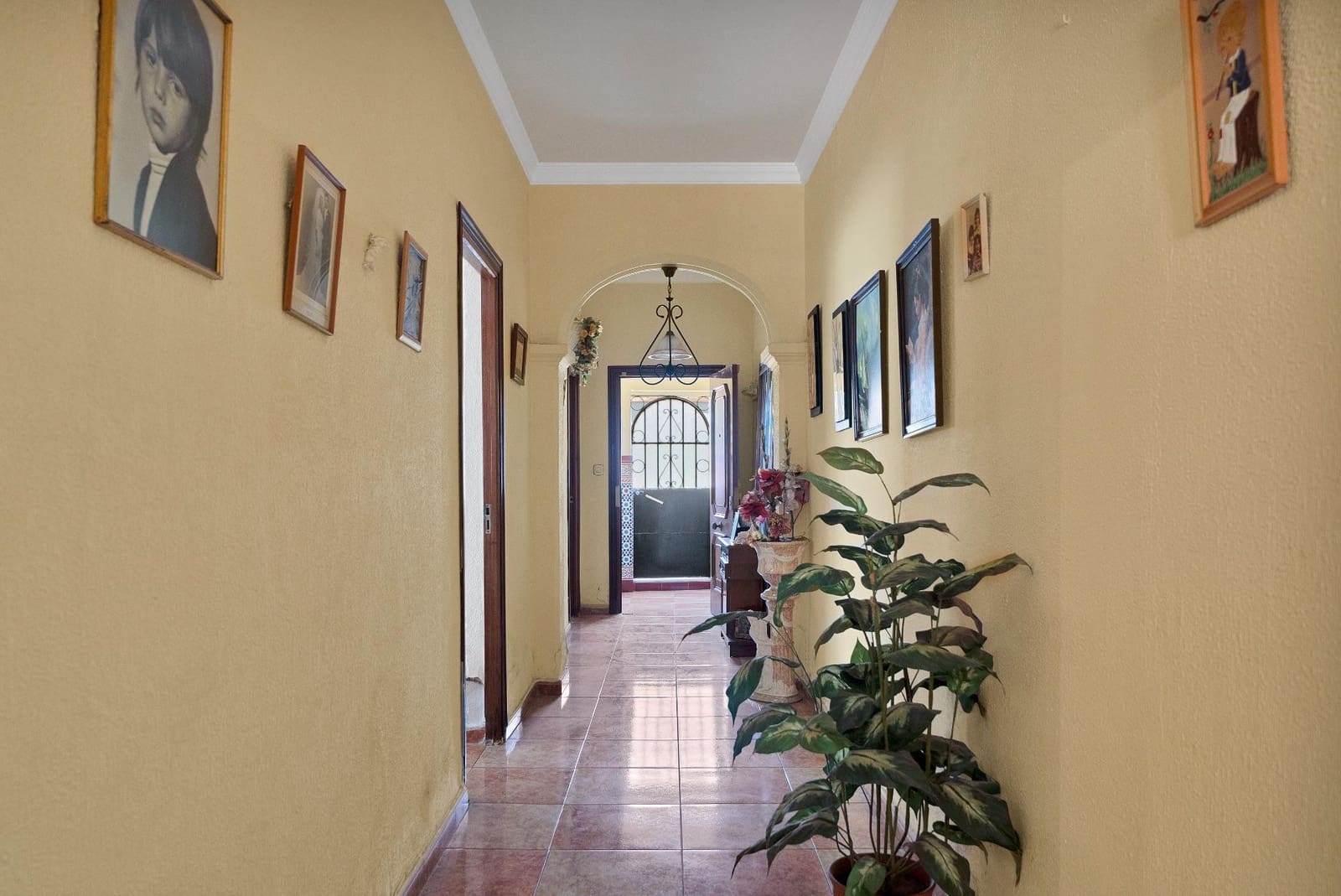 5 makuuhuone Huvila myytävänä paikassa La Linea de la Concepcion mukana 
autotalli - 425 000 € (Ref: 9046243)