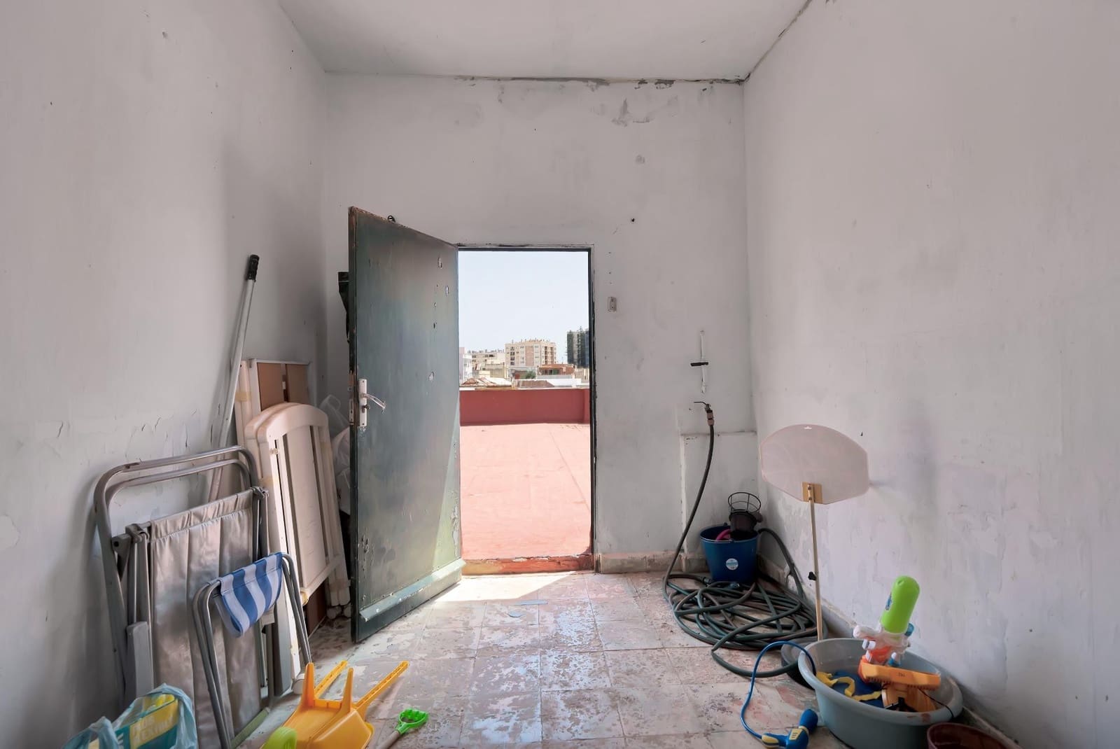 5 makuuhuone Huvila myytävänä paikassa La Linea de la Concepcion mukana 
autotalli - 425 000 € (Ref: 9046243)