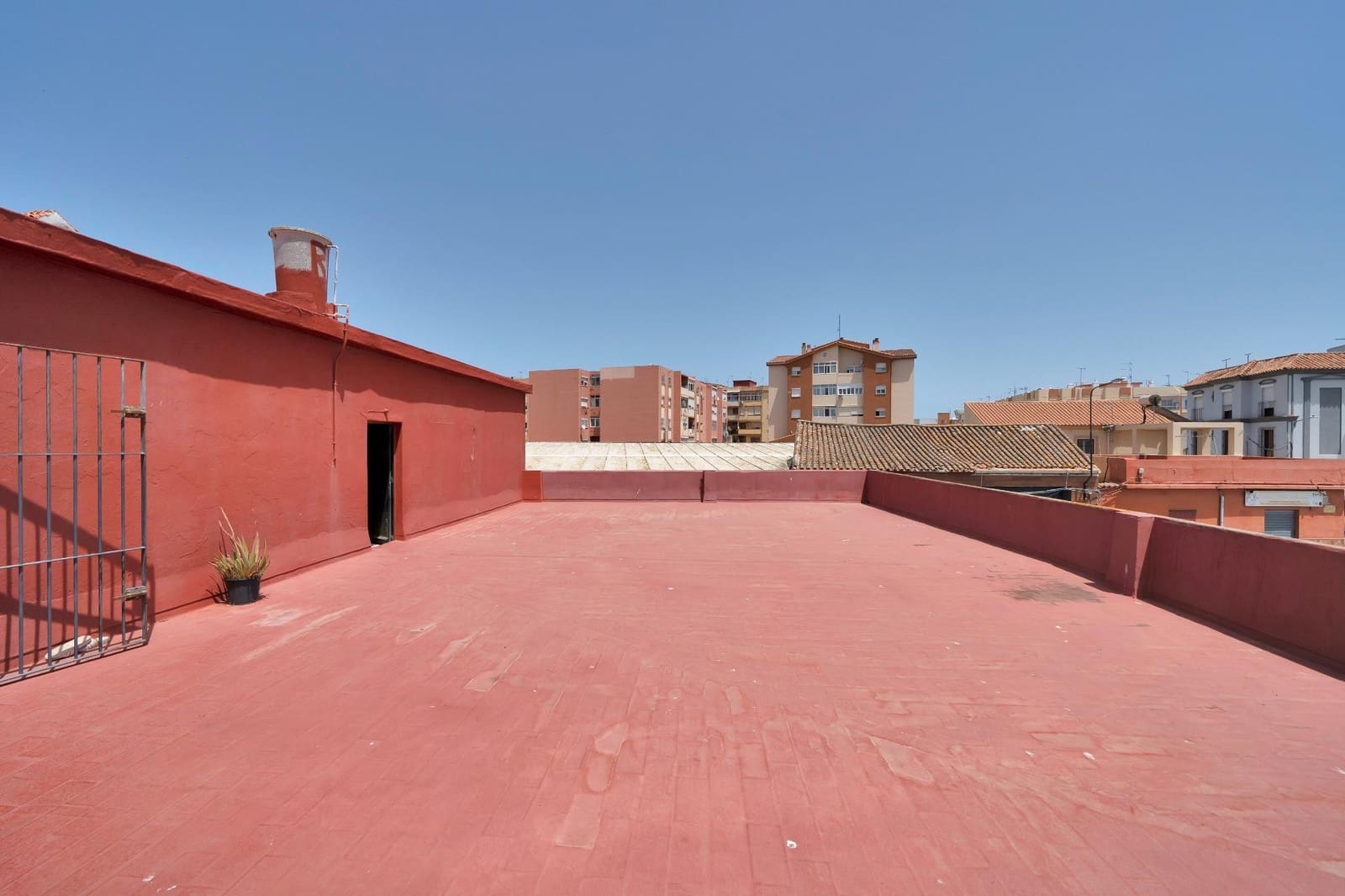 5 makuuhuone Huvila myytävänä paikassa La Linea de la Concepcion mukana 
autotalli - 425 000 € (Ref: 9046243)