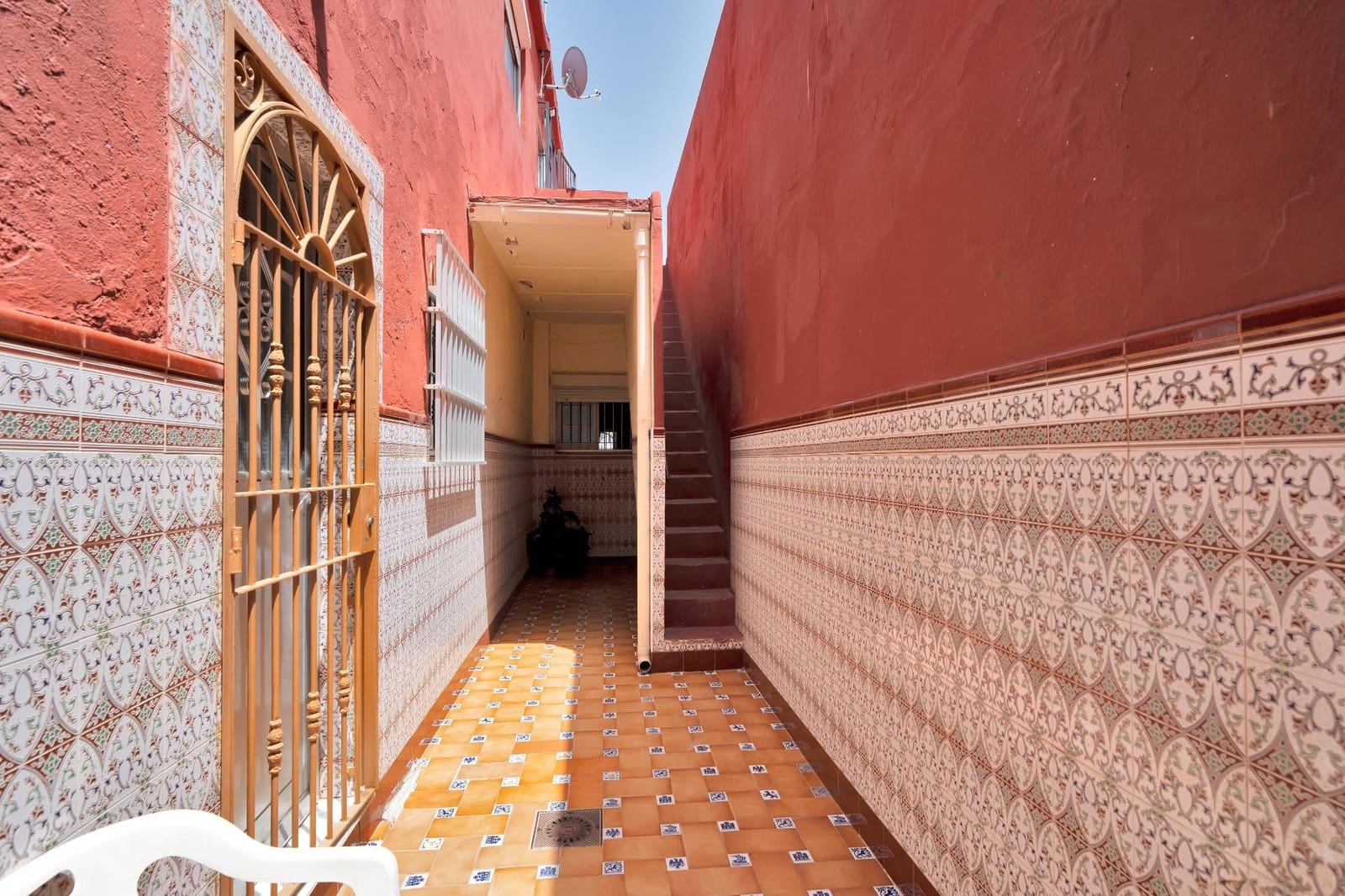 5 makuuhuone Huvila myytävänä paikassa La Linea de la Concepcion mukana 
autotalli - 425 000 € (Ref: 9046243)