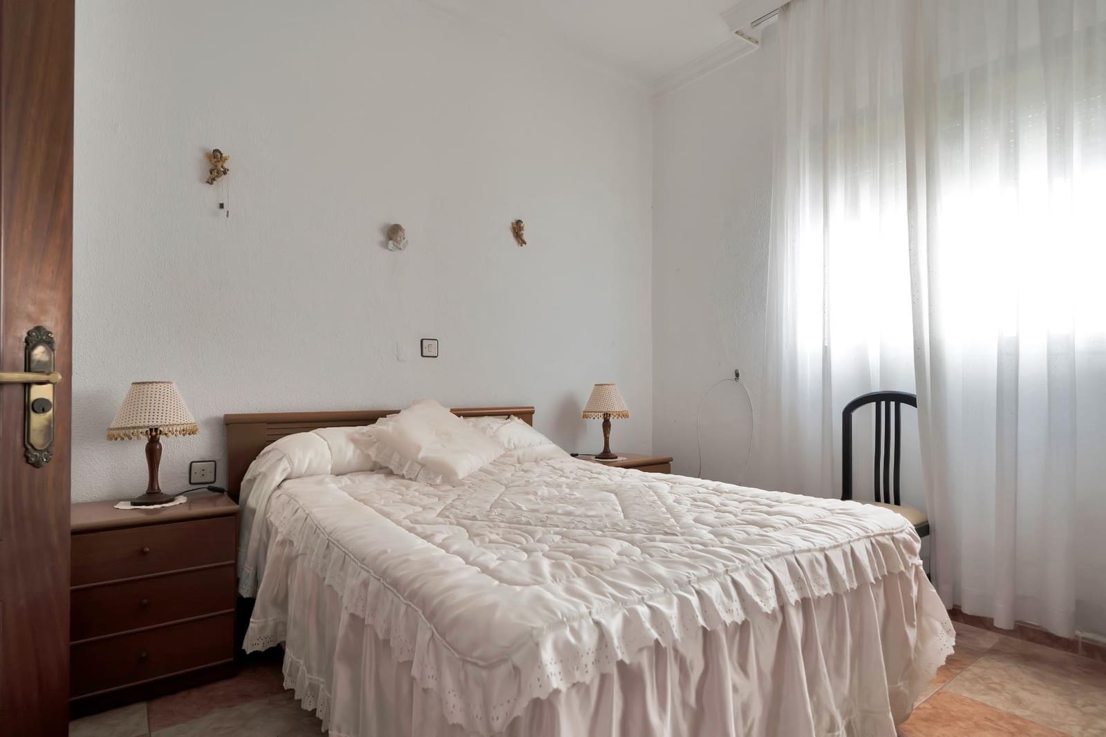 5 makuuhuone Huvila myytävänä paikassa La Linea de la Concepcion mukana 
autotalli - 425 000 € (Ref: 9046243)