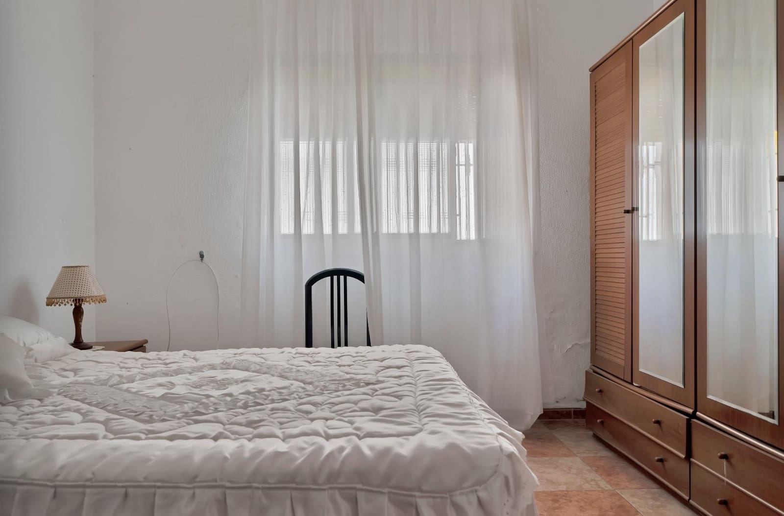 5 makuuhuone Huvila myytävänä paikassa La Linea de la Concepcion mukana 
autotalli - 425 000 € (Ref: 9046243)