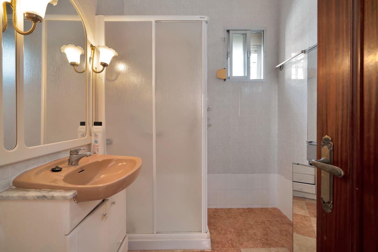 5 makuuhuone Huvila myytävänä paikassa La Linea de la Concepcion mukana 
autotalli - 425 000 € (Ref: 9046243)