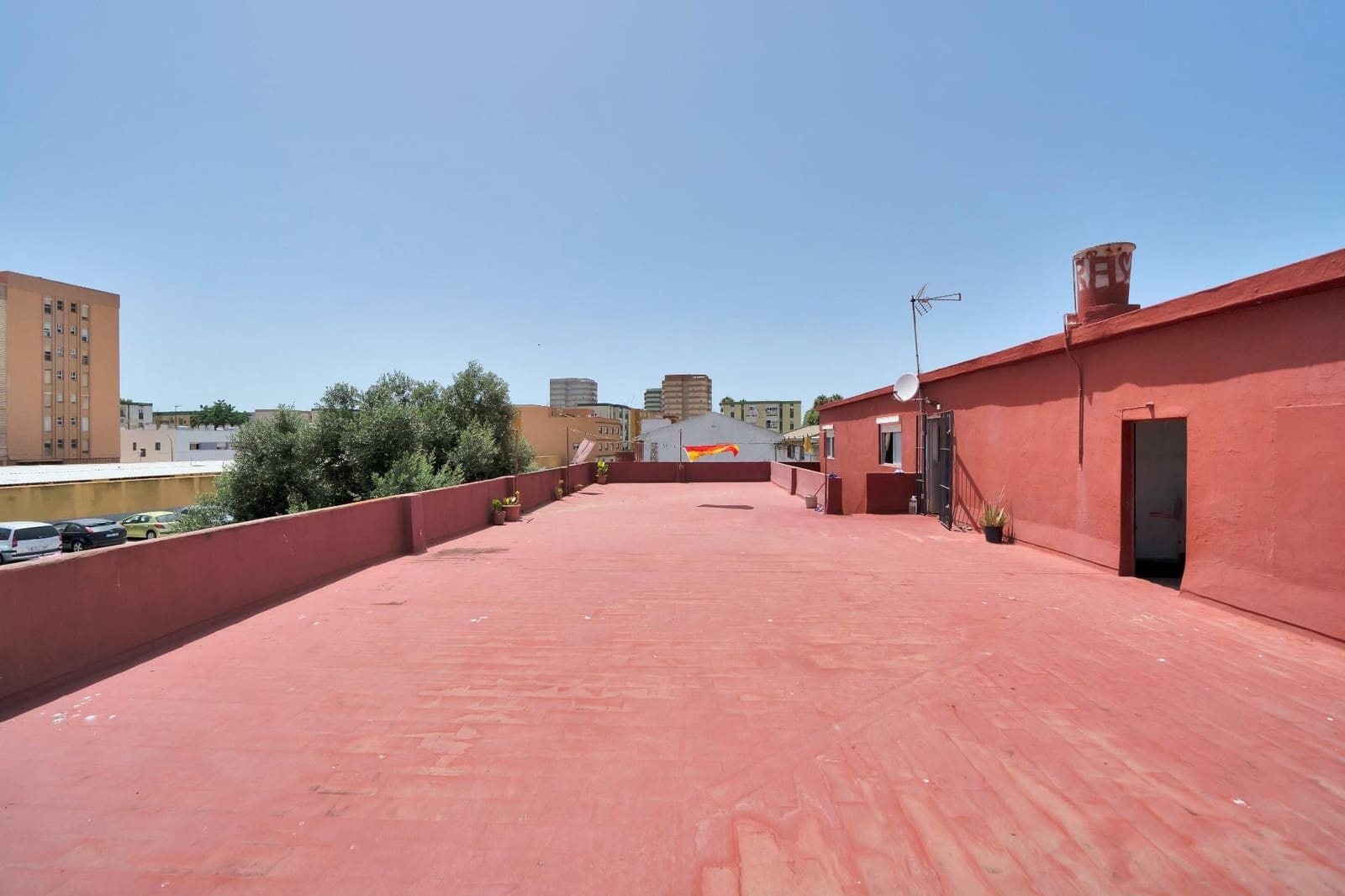 5 makuuhuone Huvila myytävänä paikassa La Linea de la Concepcion mukana 
autotalli - 425 000 € (Ref: 9046243)