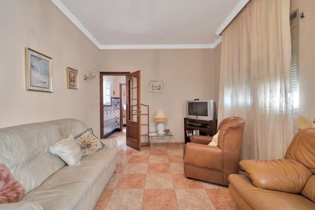 Chalet de 5 habitaciones en La Línea de la Concepción en venta con garaje - 425.000 € (Ref: 9046243)