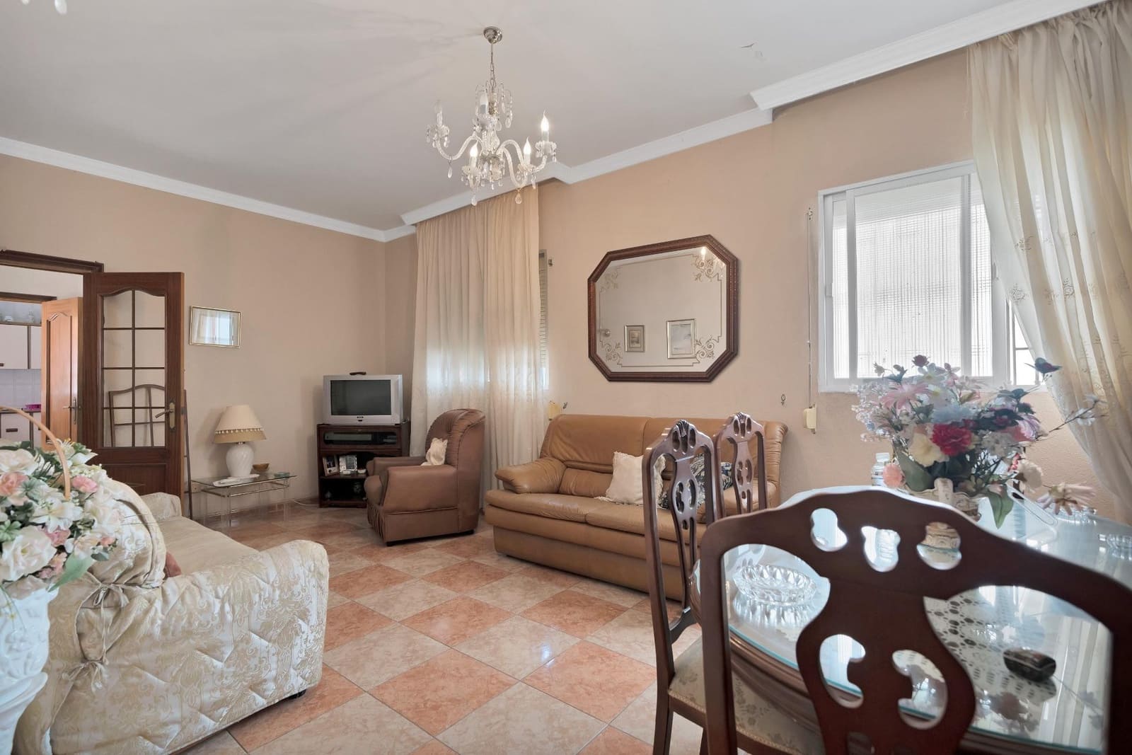 5 makuuhuone Huvila myytävänä paikassa La Linea de la Concepcion mukana 
autotalli - 425 000 € (Ref: 9046243)