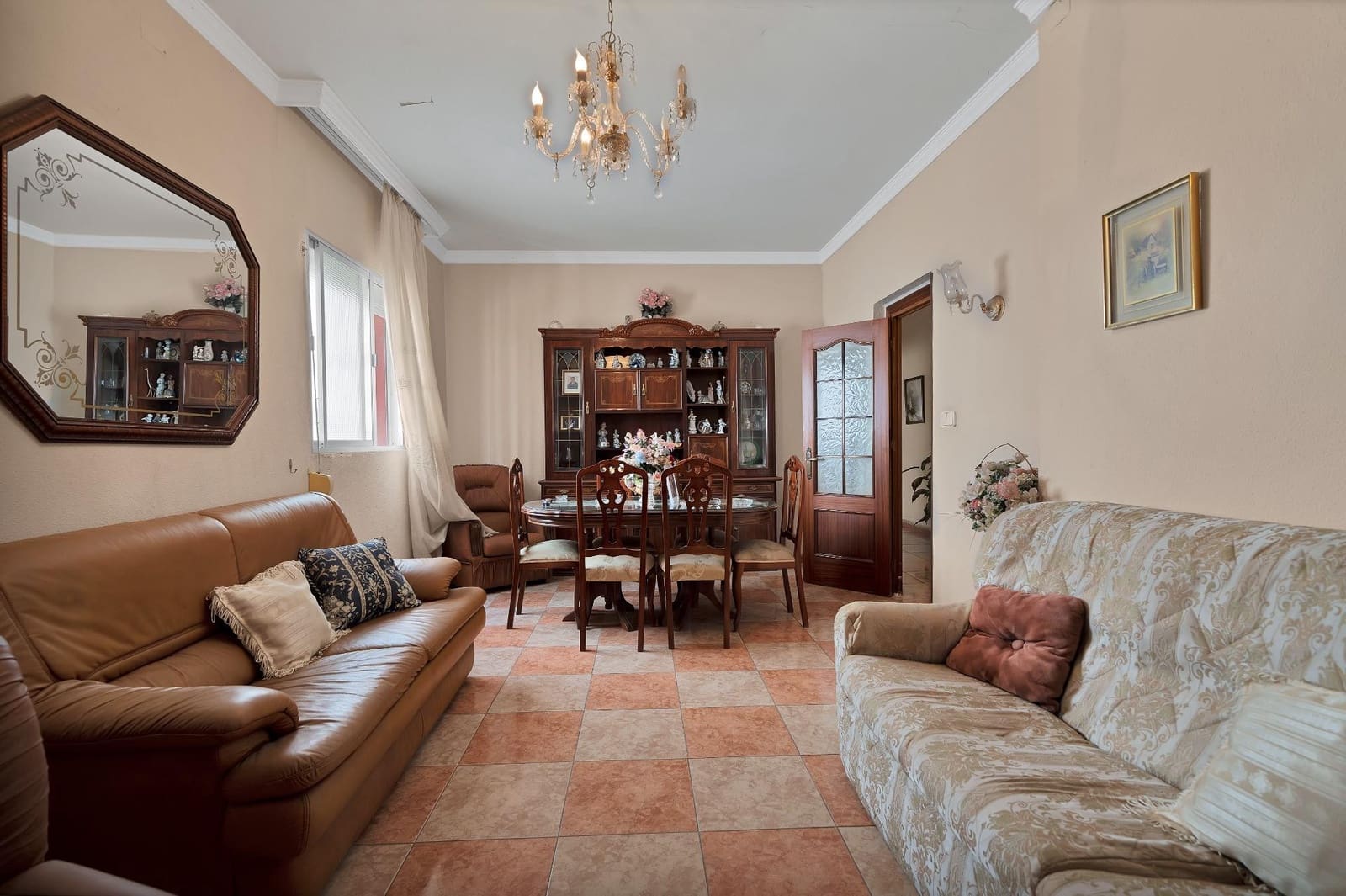 5 makuuhuone Huvila myytävänä paikassa La Linea de la Concepcion mukana 
autotalli - 425 000 € (Ref: 9046243)