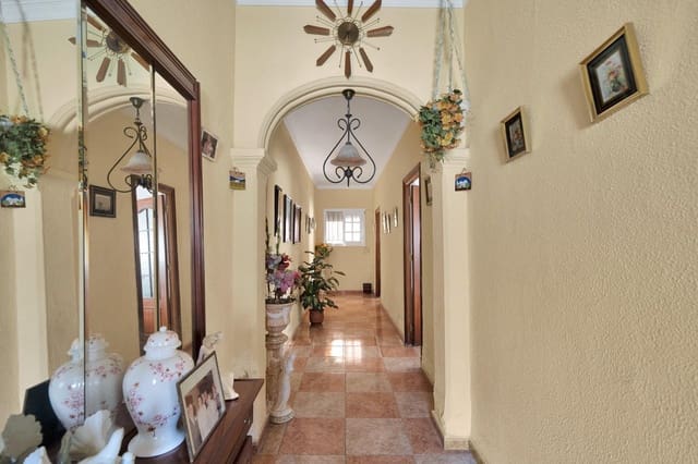 Chalet de 5 habitaciones en La Línea de la Concepción en venta con garaje - 425.000 € (Ref: 9046243)