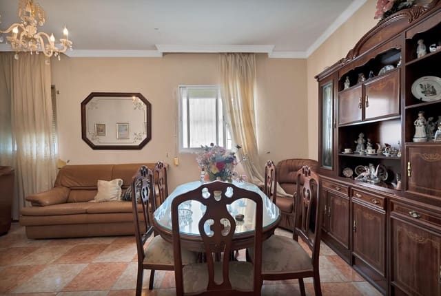 Chalet de 5 habitaciones en La Línea de la Concepción en venta con garaje - 425.000 € (Ref: 9046243)