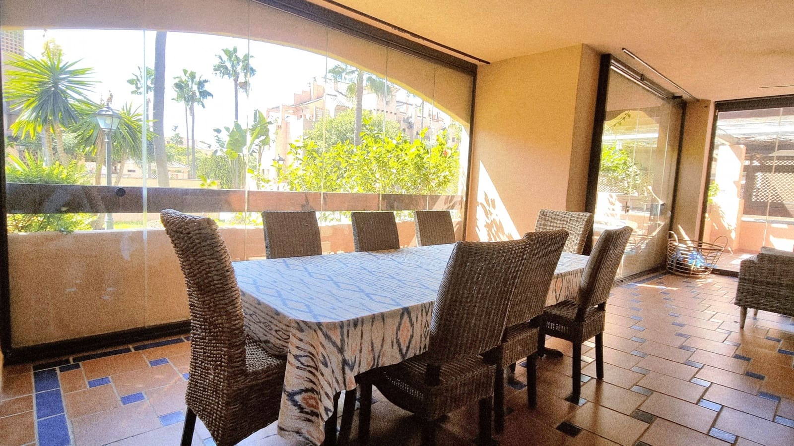 5 sovrum Lägenhet att hyra i Estepona med pool garage - 2 500 € (Ref: 9245603)