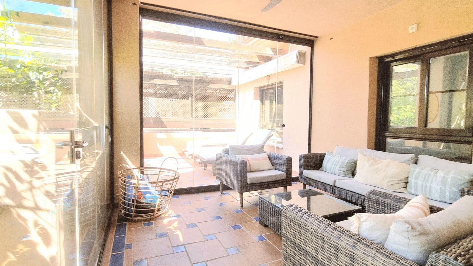 5 sovrum Lägenhet att hyra i Estepona med pool garage - 2 500 € (Ref: 9245603)