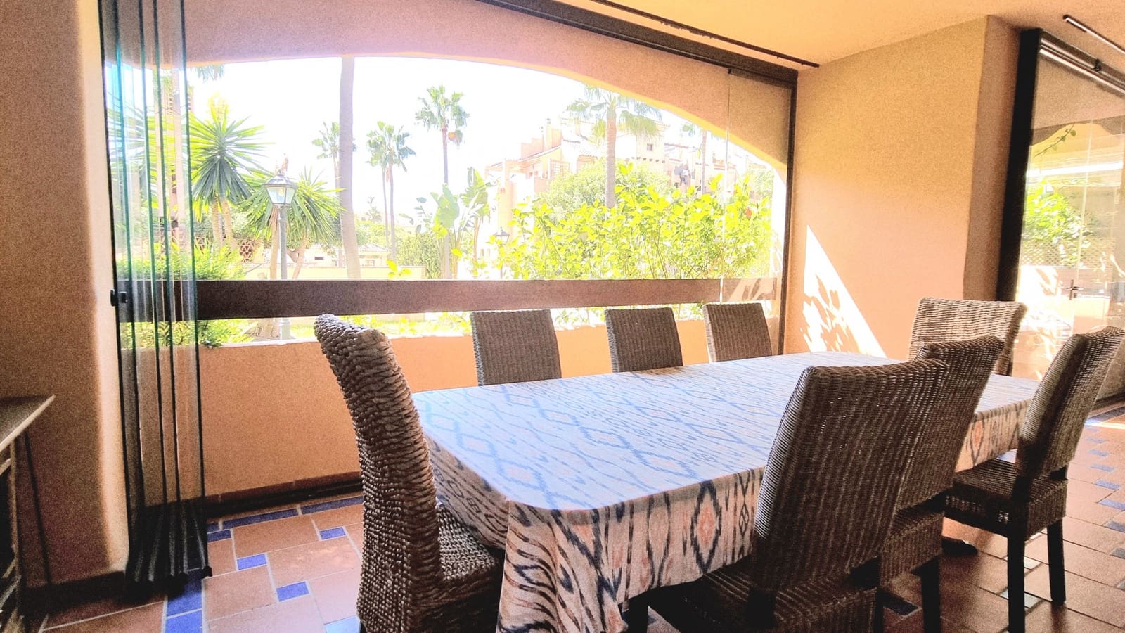 5 sovrum Lägenhet att hyra i Estepona med pool garage - 2 500 € (Ref: 9245603)