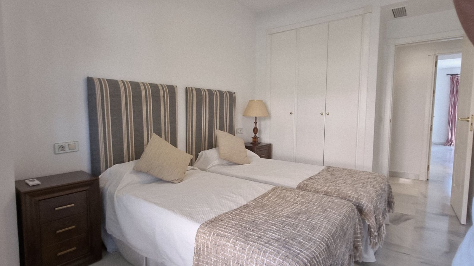 5 sovrum Lägenhet att hyra i Estepona med pool garage - 2 500 € (Ref: 9245603)