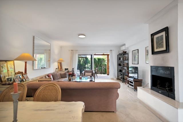 Pareado de 4 habitaciones en Marbella en venta con piscina - 830.000 € (Ref: 9379978)