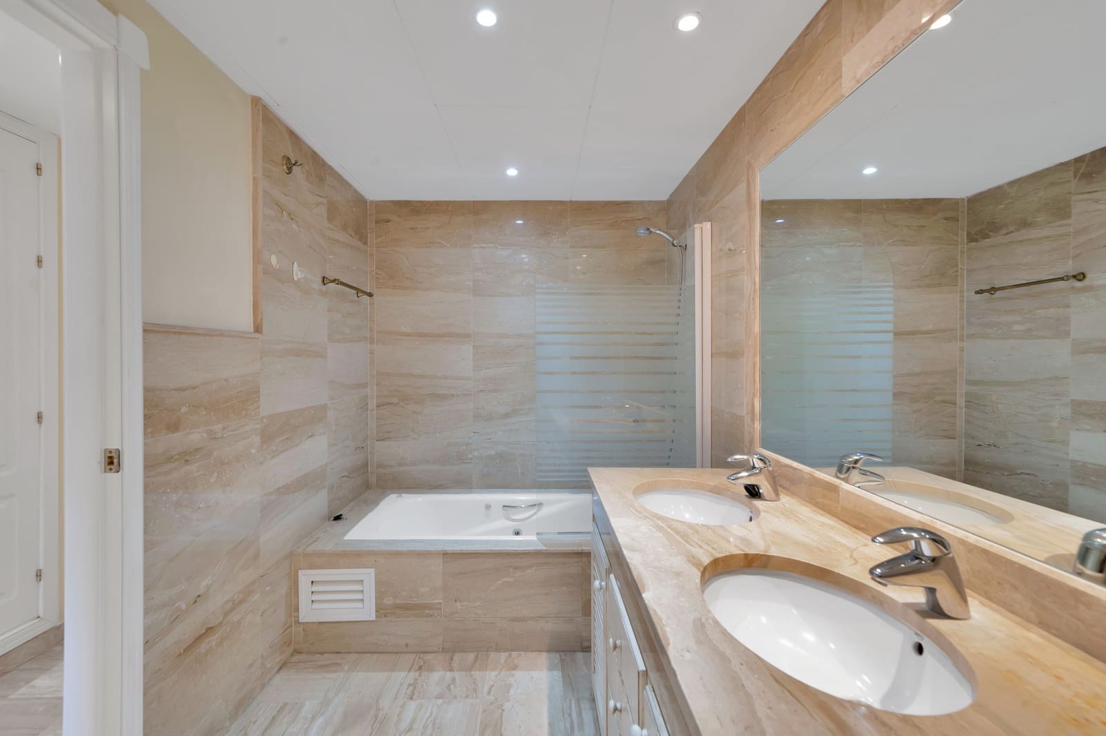 Apartamento de 2 habitaciones en Guadalmina en venta con piscina garaje - 550.000 € (Ref: 9379979)