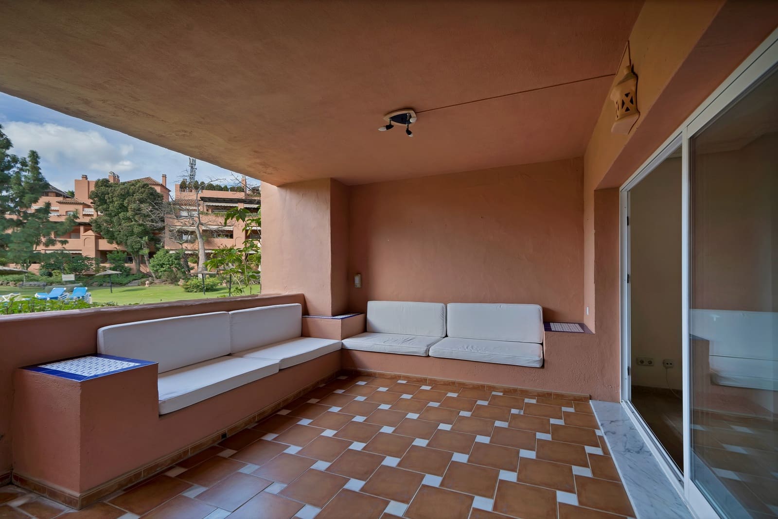 Apartamento de 2 habitaciones en Guadalmina en venta con piscina garaje - 550.000 € (Ref: 9379979)