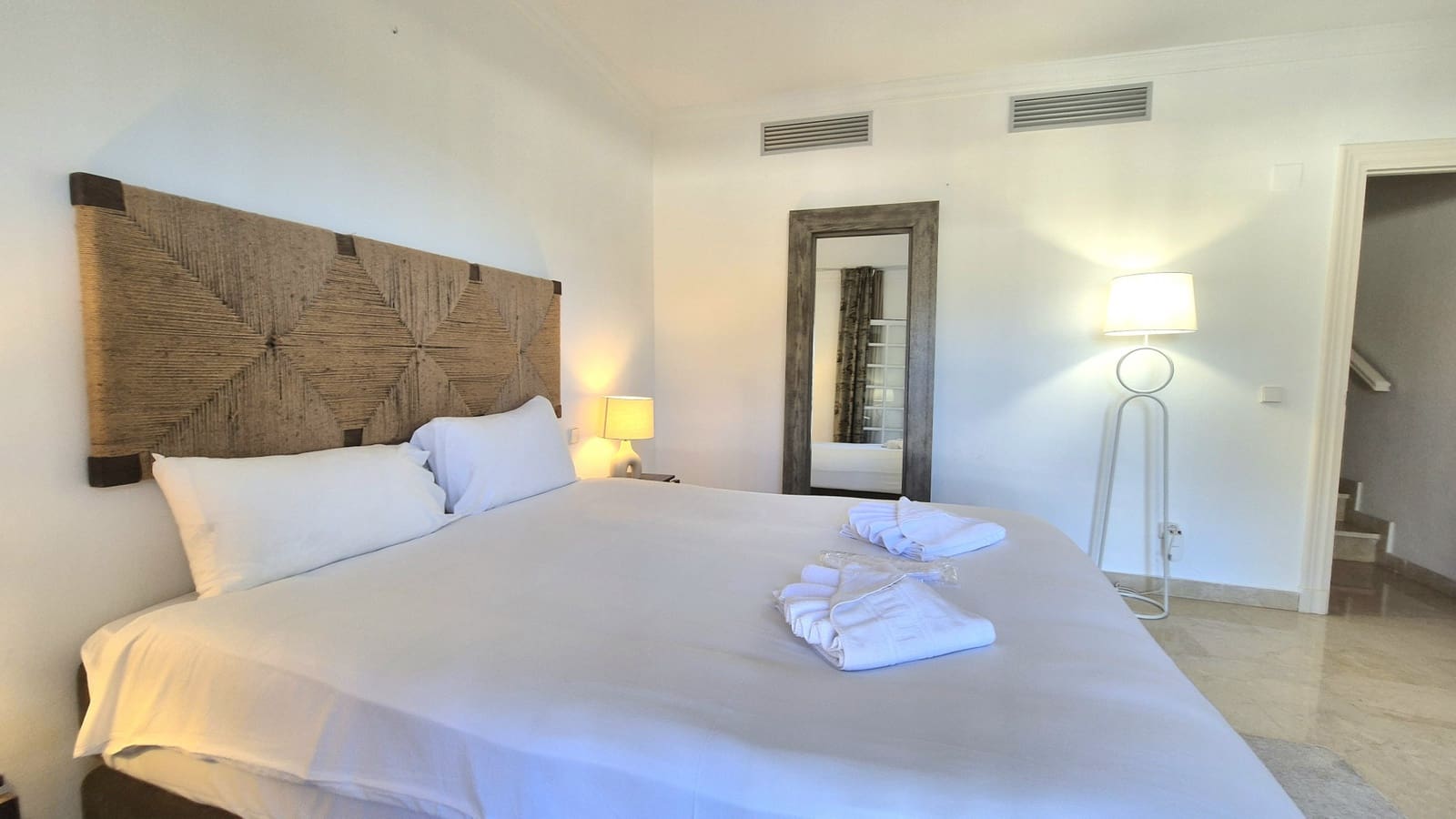 1 bedroom Apartment for rent in Marbella with pool - € 1,800 (Ref: 9490004)