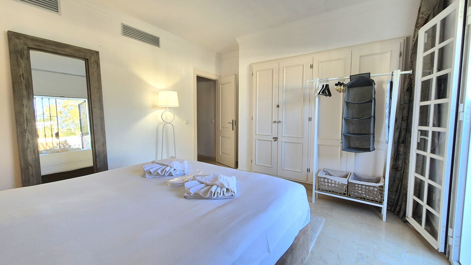 1 bedroom Apartment for rent in Marbella with pool - € 1,800 (Ref: 9490004)