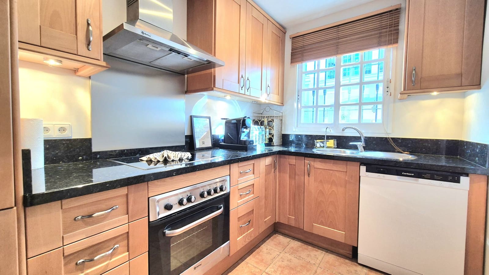 1 bedroom Apartment for rent in Marbella with pool - € 1,800 (Ref: 9490004)