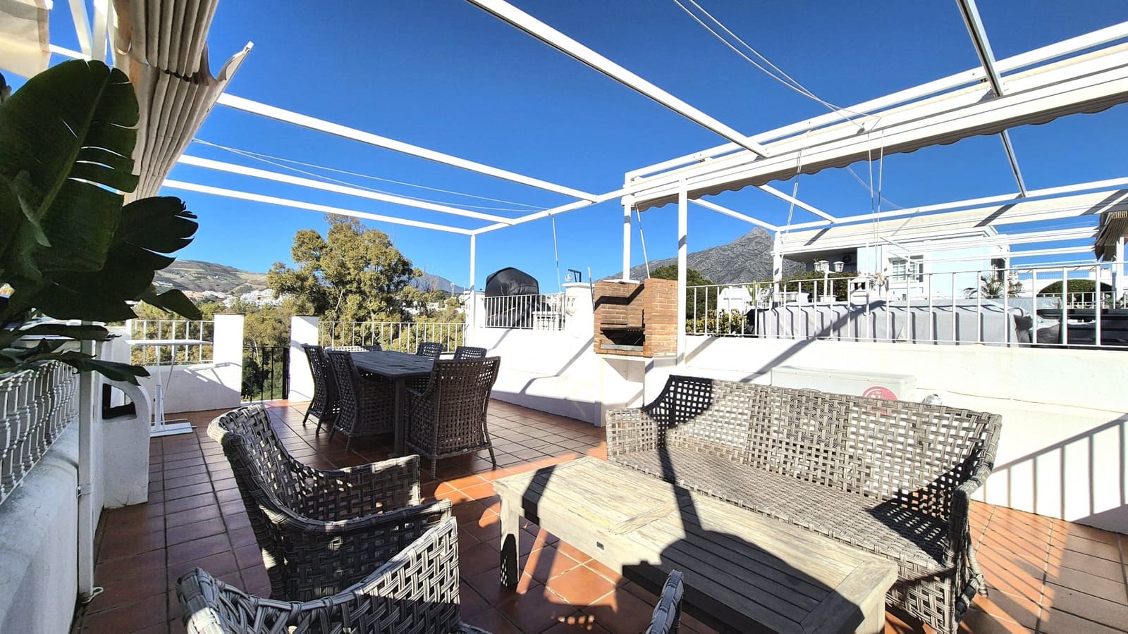 1 bedroom Apartment for rent in Marbella with pool - € 1,800 (Ref: 9490004)