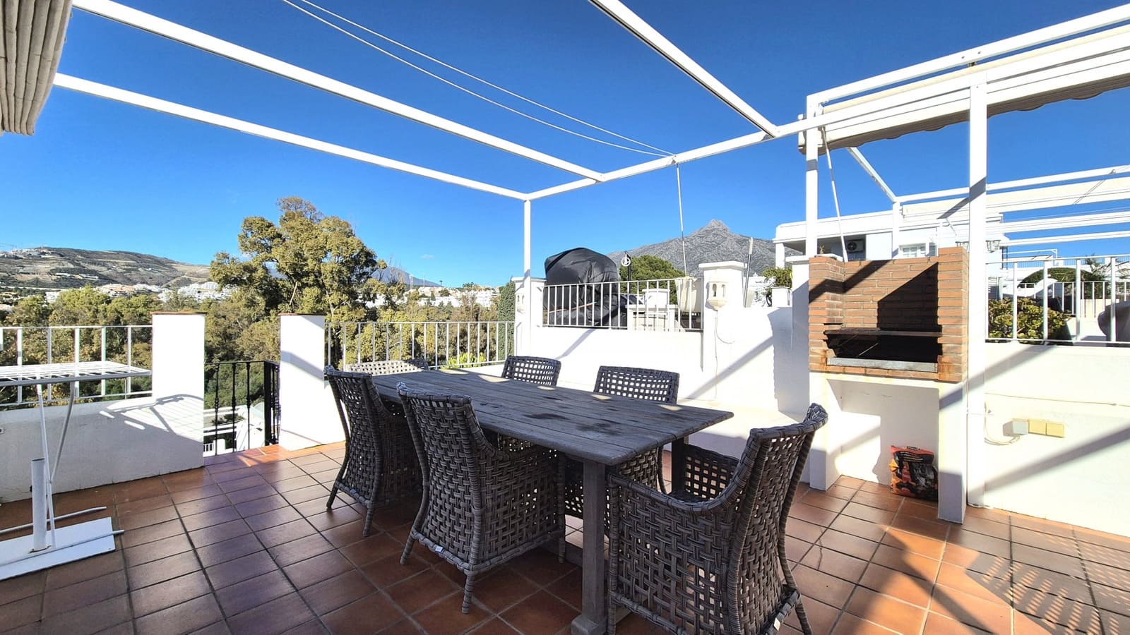 1 bedroom Apartment for rent in Marbella with pool - € 1,800 (Ref: 9490004)