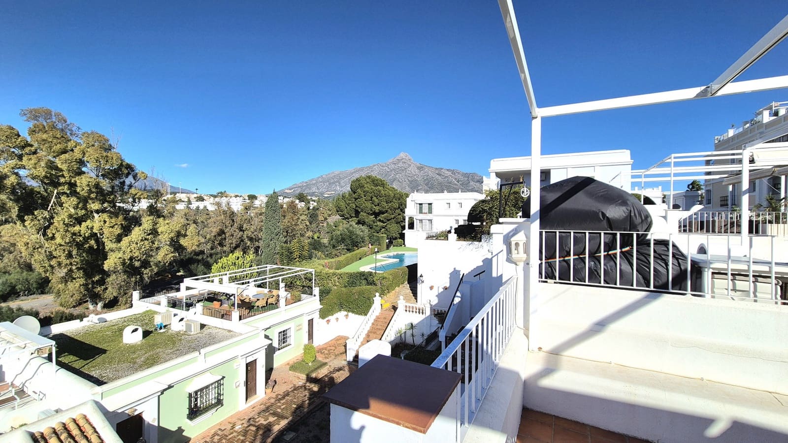 1 bedroom Apartment for rent in Marbella with pool - € 1,800 (Ref: 9490004)