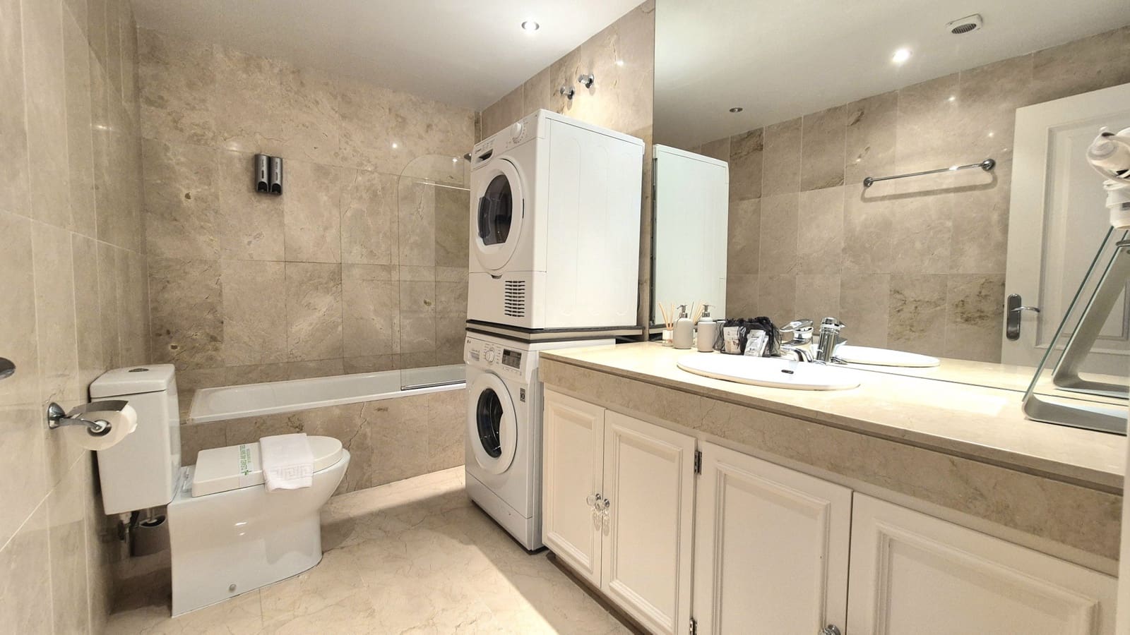 1 bedroom Apartment for rent in Marbella with pool - € 1,800 (Ref: 9490004)