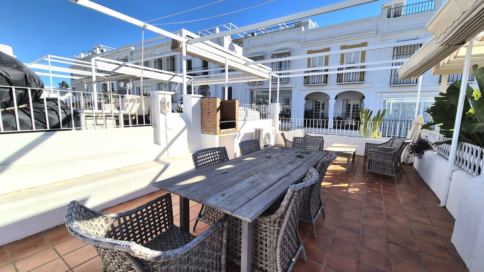 1 bedroom Apartment for rent in Marbella with pool - € 1,800 (Ref: 9490004)