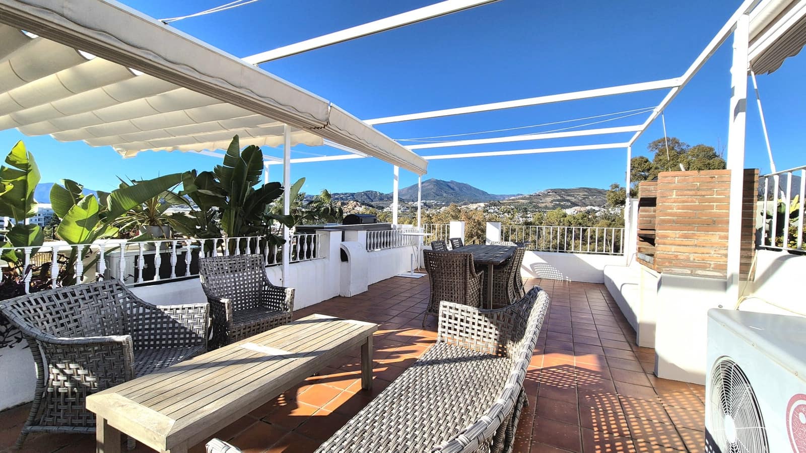 1 bedroom Apartment for rent in Marbella with pool - € 1,800 (Ref: 9490004)