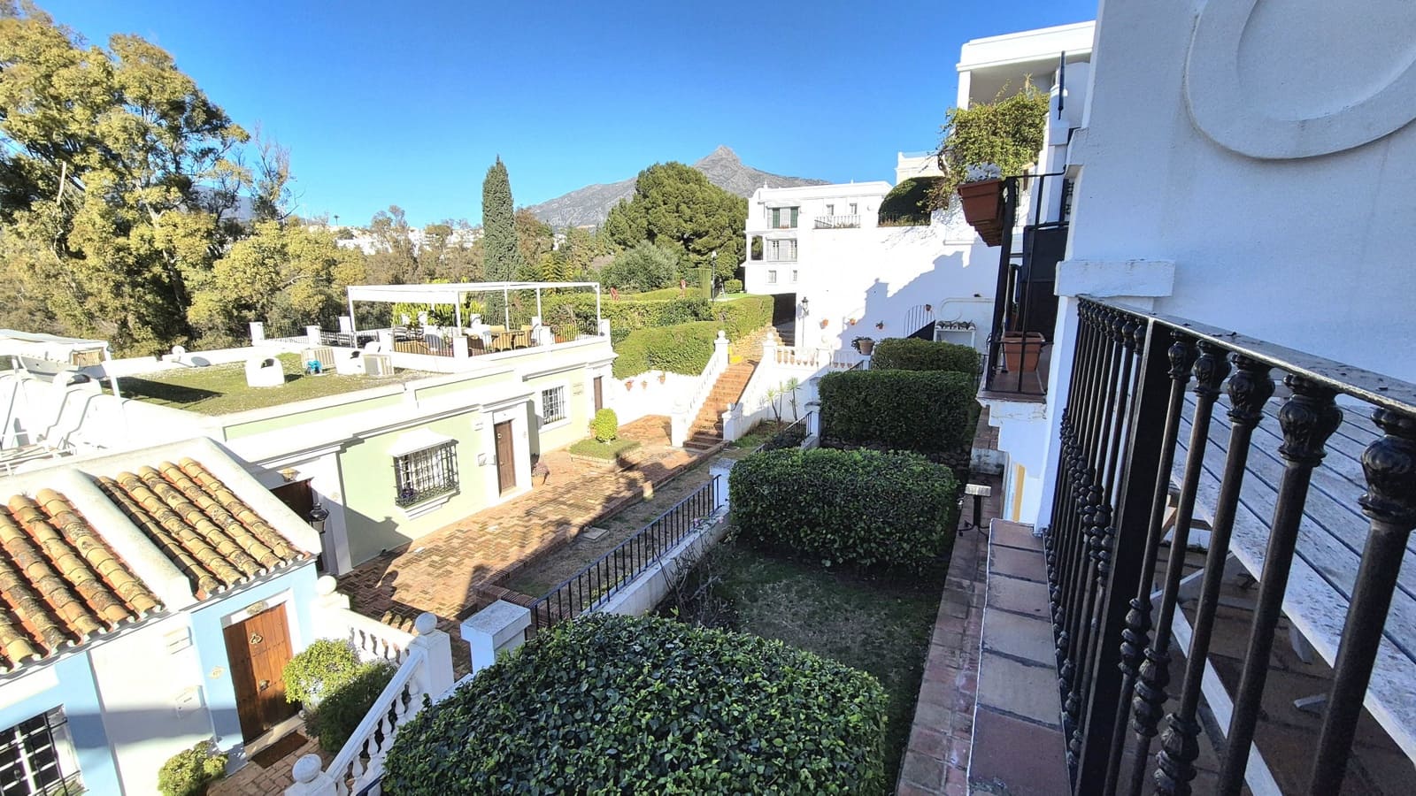 1 bedroom Apartment for rent in Marbella with pool - € 1,800 (Ref: 9490004)