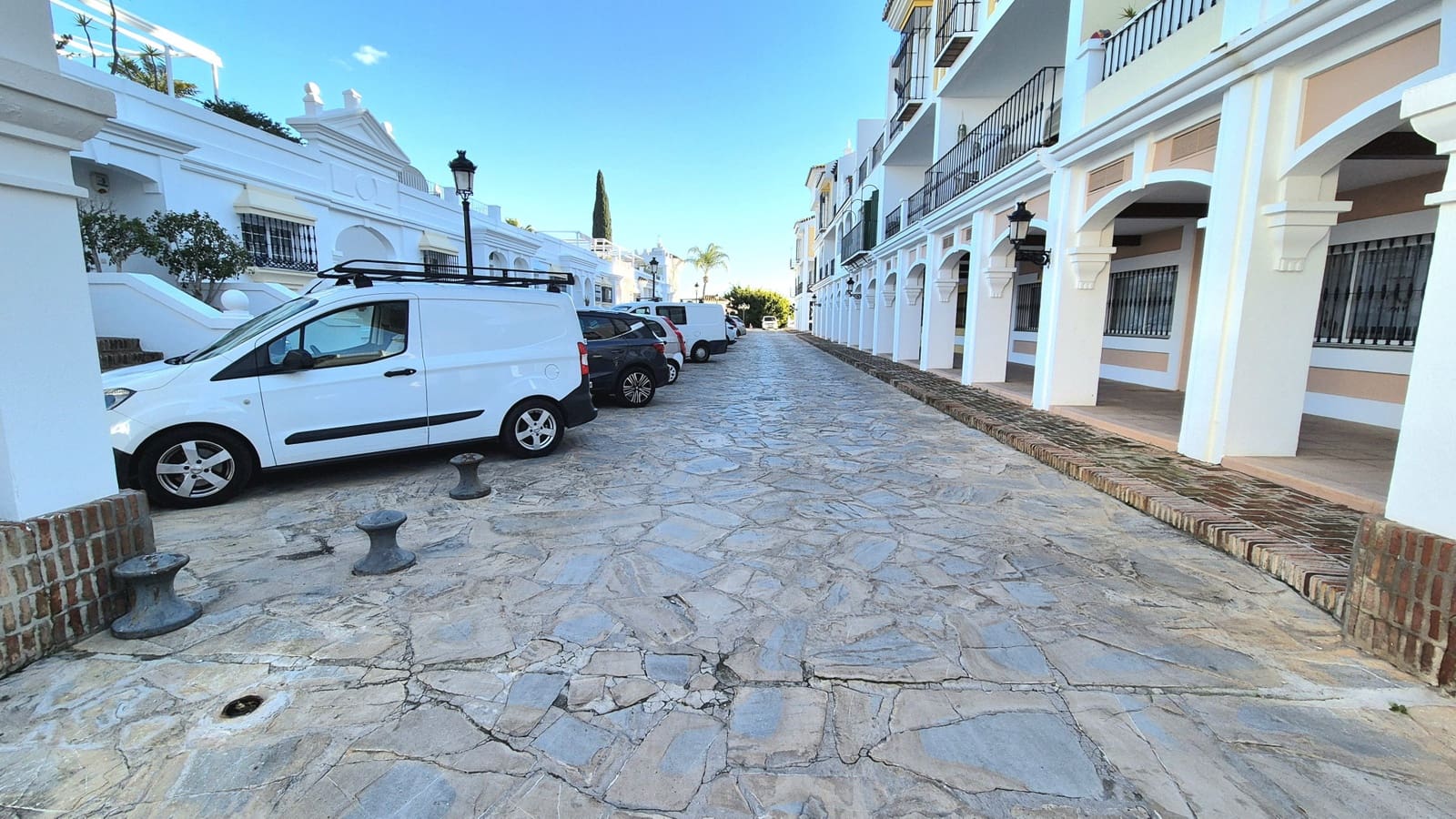 1 bedroom Apartment for rent in Marbella with pool - € 1,800 (Ref: 9490004)