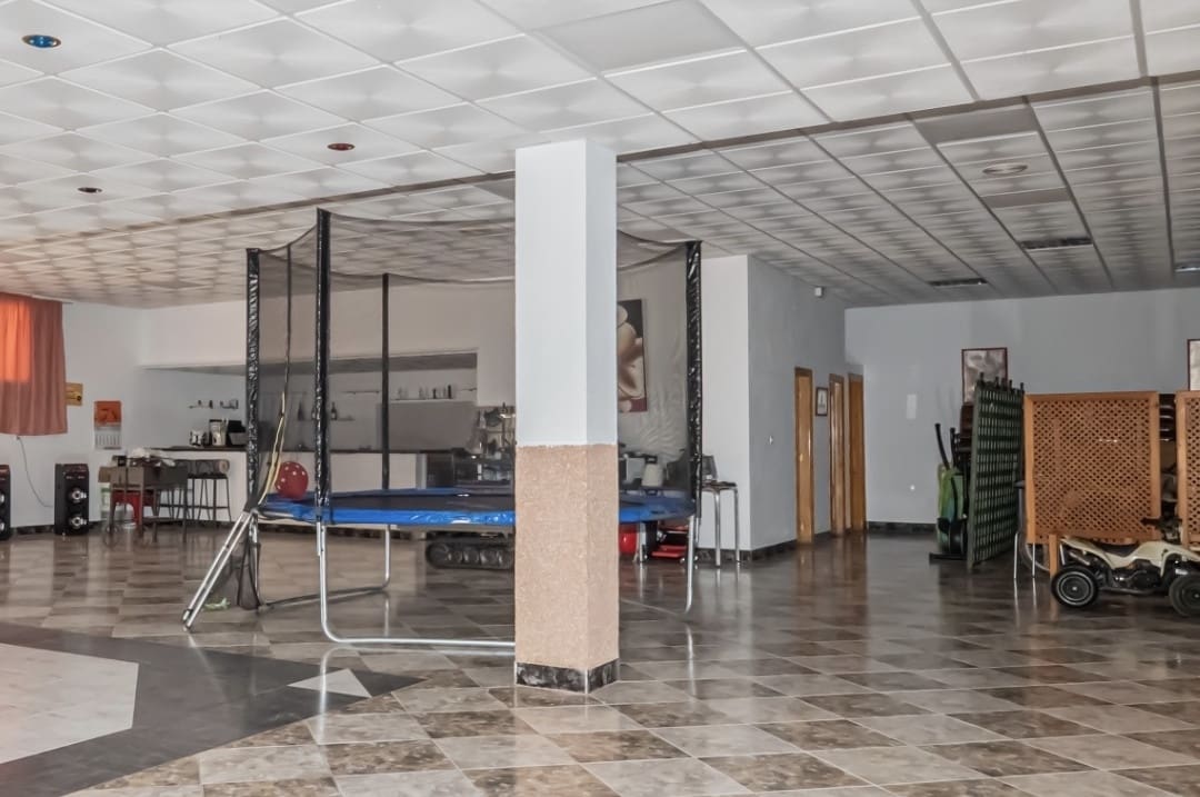 Commercial for sale in Alozaina with garage - € 165,000 (Ref: 9525497)